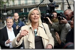 14965_la-vice-presidente-du-fn-marine-le-pen-arrive-le-1er-mai-2010-place-de-l-opera-a-paris